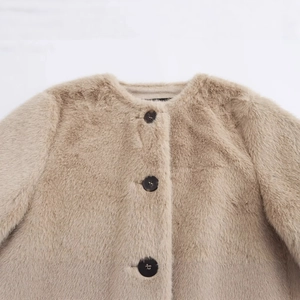 Veste courte en fausse fourrure pour femme avec col rond et boutons dans un ton beige