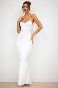 Détail de la décoration florale 3D au dos d'une robe de soirée sexy blanche dos nu