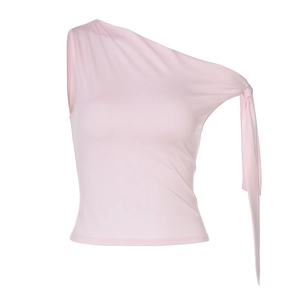 Détail du haut rose à une épaule avec lanières latérales et tissu côtelé souple
