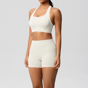 Vorderansicht von Creme-Yoga-Set mit nahtlosen High-Waist-Shorts und Sport-BH-Struktur