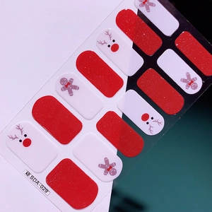 Détails de stickers d'ongles de Noël avec renne, bonhomme de pain d'épices et paillettes
