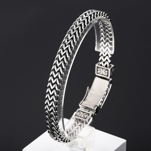 Retro silver skull chain bracelet for men with vintage double-layer woven texture