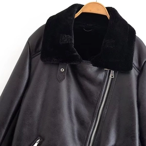 Veste de motard en cuir noir avec col en fourrure et fermeture éclair sur cintre