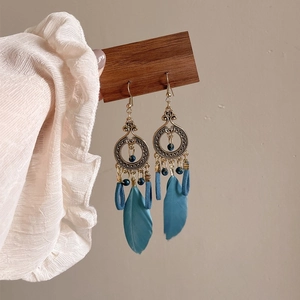 Boho σκουλαρίκια ρετρό με έντονα μπλε φτερά και μεταλλικές διάτρητες χάντρες