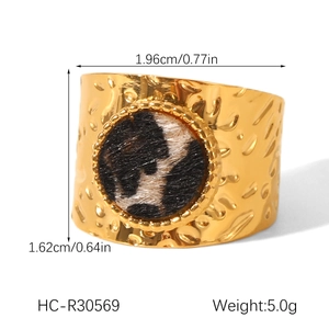 Detailed view of wide gold leopard print ring with dimensions 1.96cm width and 5.0g weight