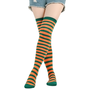 Chaussettes au-dessus du genou avec rayures horizontales orange et vert vif en tricot