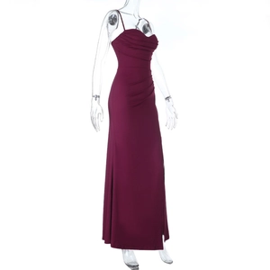 Détail de la robe de soirée bordeaux avec corsage plissé et fente latérale élégante
