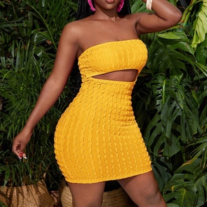 Détail du tissu jaune à texture nid d'abeille sur une robe bustier sexy à découpes