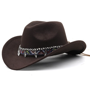 Chapeau de cowboy marron en feutre de laine avec bande bohème et pendentifs argentés