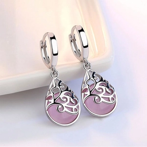 Vue détaillée des boucles d'oreilles goutte rose avec des gravures évidées en argent fin