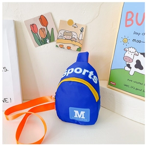 Détail du sac bandoulière enfant en nylon bleu avec sangle orange et lettrage sports