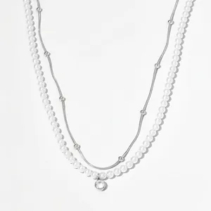 Collier double épaisseur avec perles blanches et pendentif en zircon brillant
