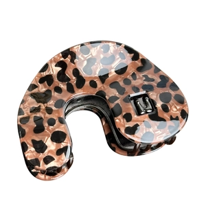 Elegant leopard print hair claw clip made of acetate with a glossy brown finish