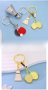 Gros plan détaillé des porte-clés de sport avec raquettes de badminton et de ping-pong