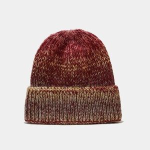 Gros plan du bonnet en tricot tie-dye avec dégradé rouge foncé et texture épaisse