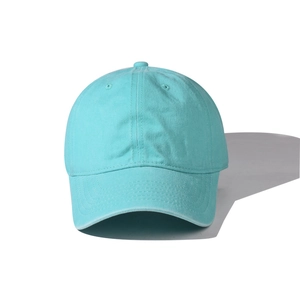 Détail de la casquette de baseball en coton bleu ciel montrant l'œillet et le bouton