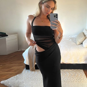 Détail de robe dos nu noire en mesh avec découpe à la taille et tissu plissé