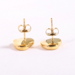 Detailed back view of 18K gold heart stud earrings showing pin and butterfly backs