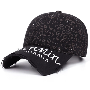 Berretto da baseball nero invecchiato con stampa leopardata, strass e ricamo minmin