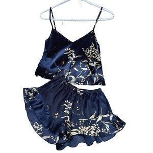 Ensemble de pyjama en satin bleu marine pour femme avec caraco à fleurs et short à volants