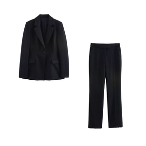 Completo due pezzi da donna con blazer nero slim con spalline e pantaloni a zampa