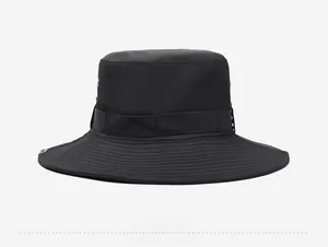 Vue arrière du chapeau de soleil noir avec large bord et boucles tactiques