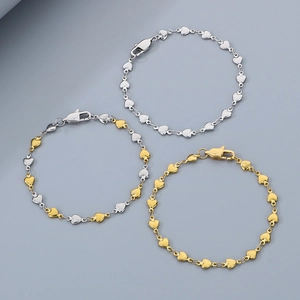 Trois chaînes à maillons en forme de cœur en argent, or et bicolore avec fermoir mousqueton