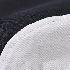 Makroansicht der hochwertigen Nähte eines schwarz-weißen Baseballcaps für Outdoor-Aktivitäten