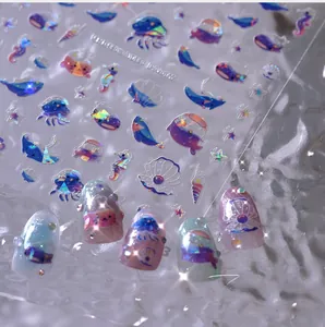 Nahaufnahme holografischer Meeres-Nagelsticker mit Walen und Seepferdchen