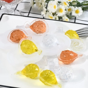 Dettaglio di stampi per ghiaccio in silicone a forma di pesce dai colori vivaci