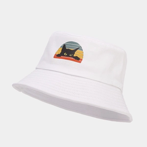 Dettaglio del cappello a secchiello in cotone bianco con grafica di gatto nero e tramonto