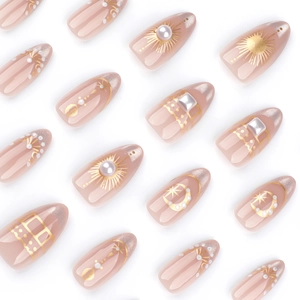 Ster en maan kunstnagels met zilveren glitterverloop en pareldecoraties erop