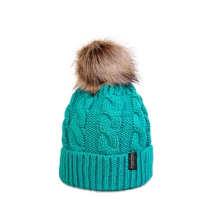 Détail du tricot torsadé du bonnet bleu sarcelle avec pompon et étiquette Freedom