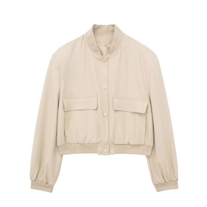 Dettaglio delle ampie tasche con patta e dell'orlo a coste di questa giacca beige