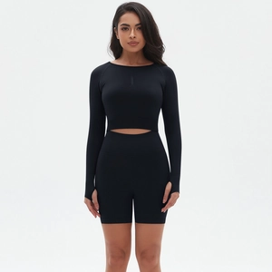 Conjunto de top corto negro sin costuras con agujeros para el pulgar y shorts