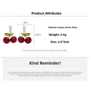 Détail des boucles d'oreilles cerises en résine, dimensions 2,5x2cm, tiges en argent S925