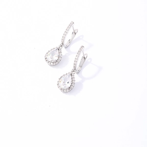 Détails de boucles d'oreilles argentées avec cristaux de zircone en forme de poire