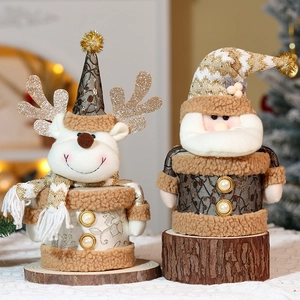 Dettaglio di renne e Babbo Natale con tessuto felpato e base in legno massiccio