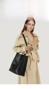 Detailaufnahme der schwarzen Hobo-Tasche aus Leder mit goldener Schnalle und Textur