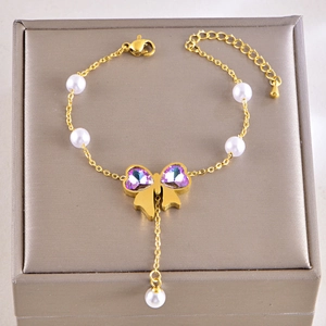 Bracelet papillon doré élégant avec perles blanches et cristaux de cœur violets en boîte