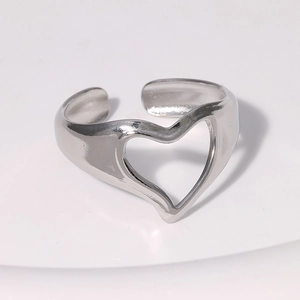 Bague ouverte en acier inoxydable argenté poli avec un cœur évidé au style épuré