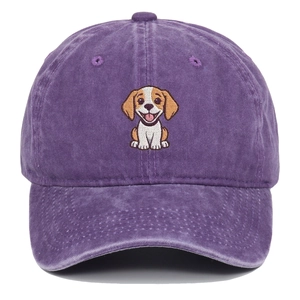 Détail de la broderie beagle dessin animé sur casquette en coton violet délavé