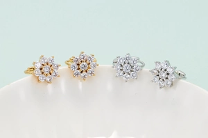 Eleganti orecchini a girasole con zirconi in finitura oro e argento da donna