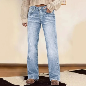 Vooraanzicht van dames vintage jeans met hoge taille en rechte pijpen in lichtblauw