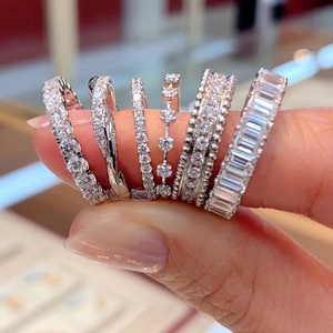 Luxuriöses weißgold-plattiertes Damenring-Set mit funkelnden Zirkonia in Pavé-Fassung