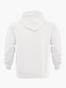 Detailansicht eines weißen Hoodies mit markanter Rauten-Jacquard-Struktur im Stoff