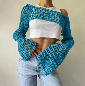 Dettaglio coprispalle all'uncinetto blu elettrico con maglia larga e maniche svasate