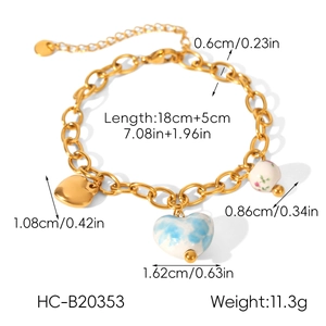 Détail des charms en cœur sur bracelet en acier doré avec dimensions indiquées
