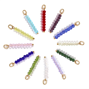Detail van twaalf kleurrijke gefacetteerde kristallen hangers met gouden ringen in een cirkel