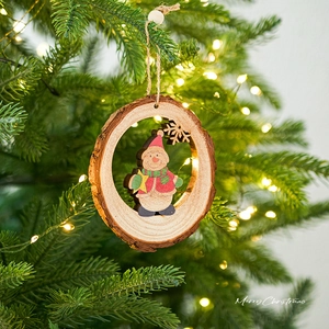 Handgefertigter Weihnachtsschneemann aus Holz an einem warm beleuchteten Tannenbaum
